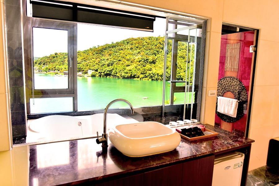 Miracolo View Hotel Yuchi Bagian luar foto