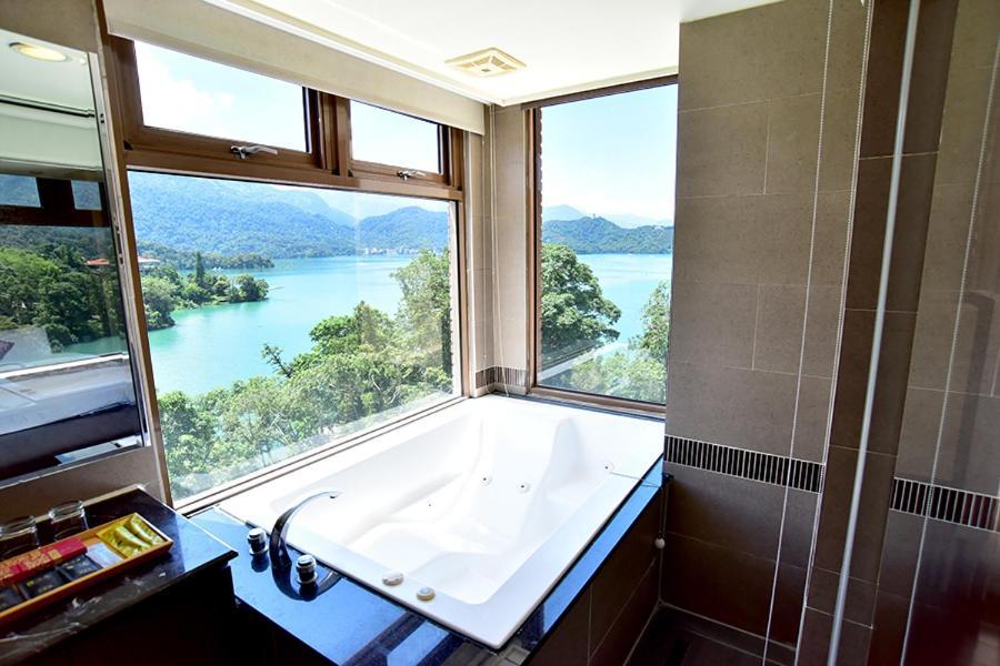 Miracolo View Hotel Yuchi Bagian luar foto