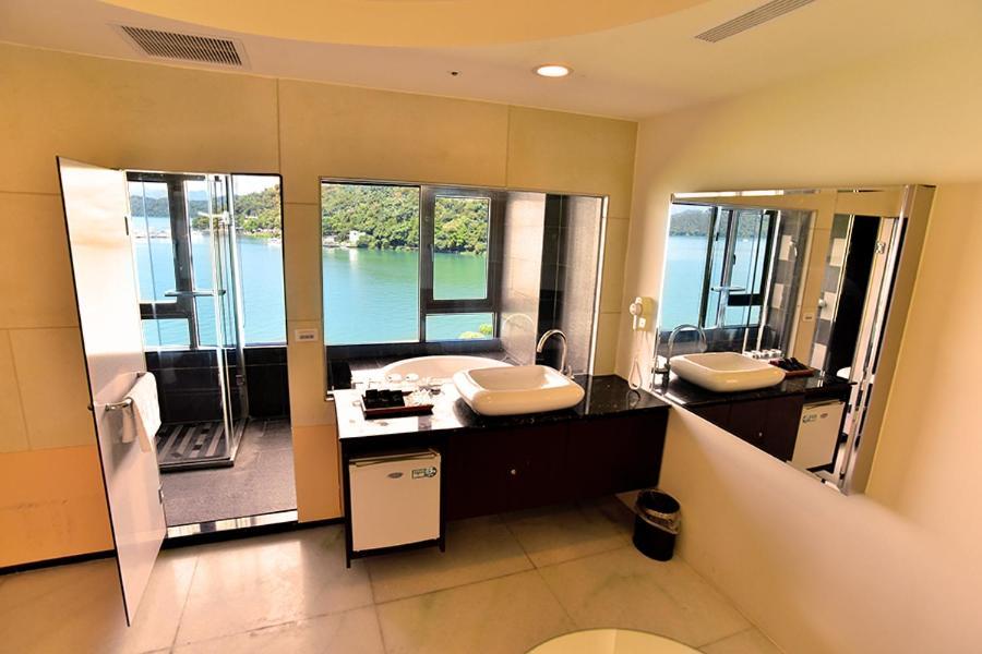 Miracolo View Hotel Yuchi Bagian luar foto