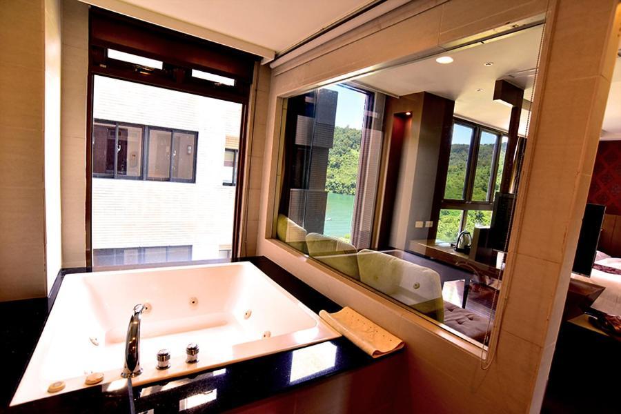 Miracolo View Hotel Yuchi Bagian luar foto